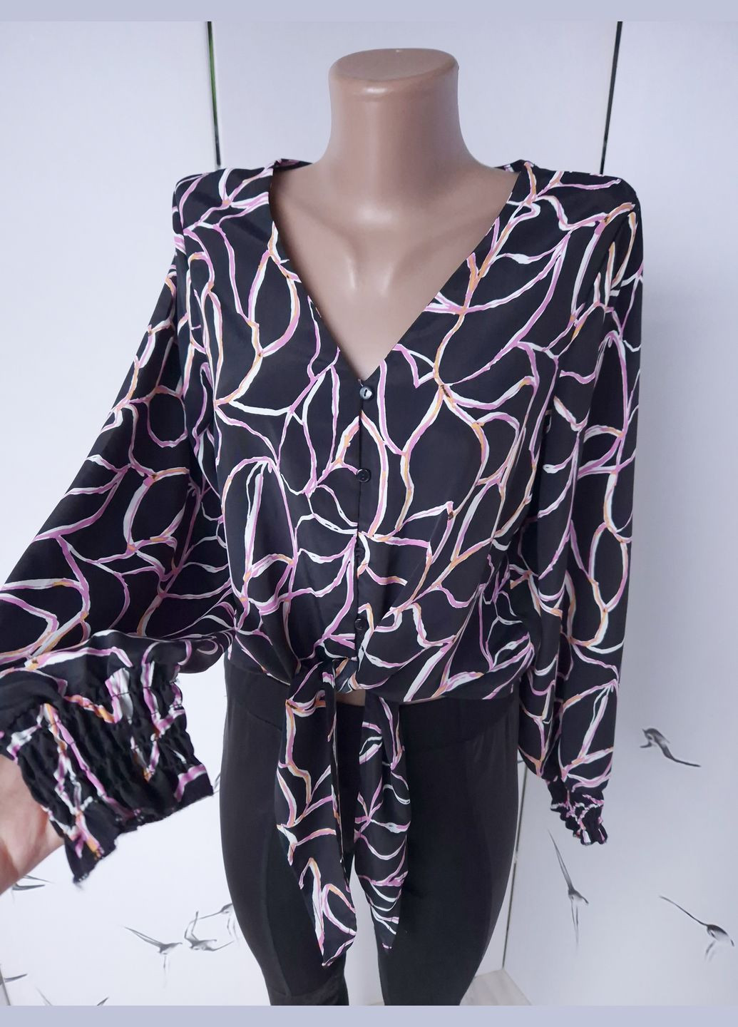 Чёрная блузка женская в абстрактный принт с завязкой спереди Vero Moda