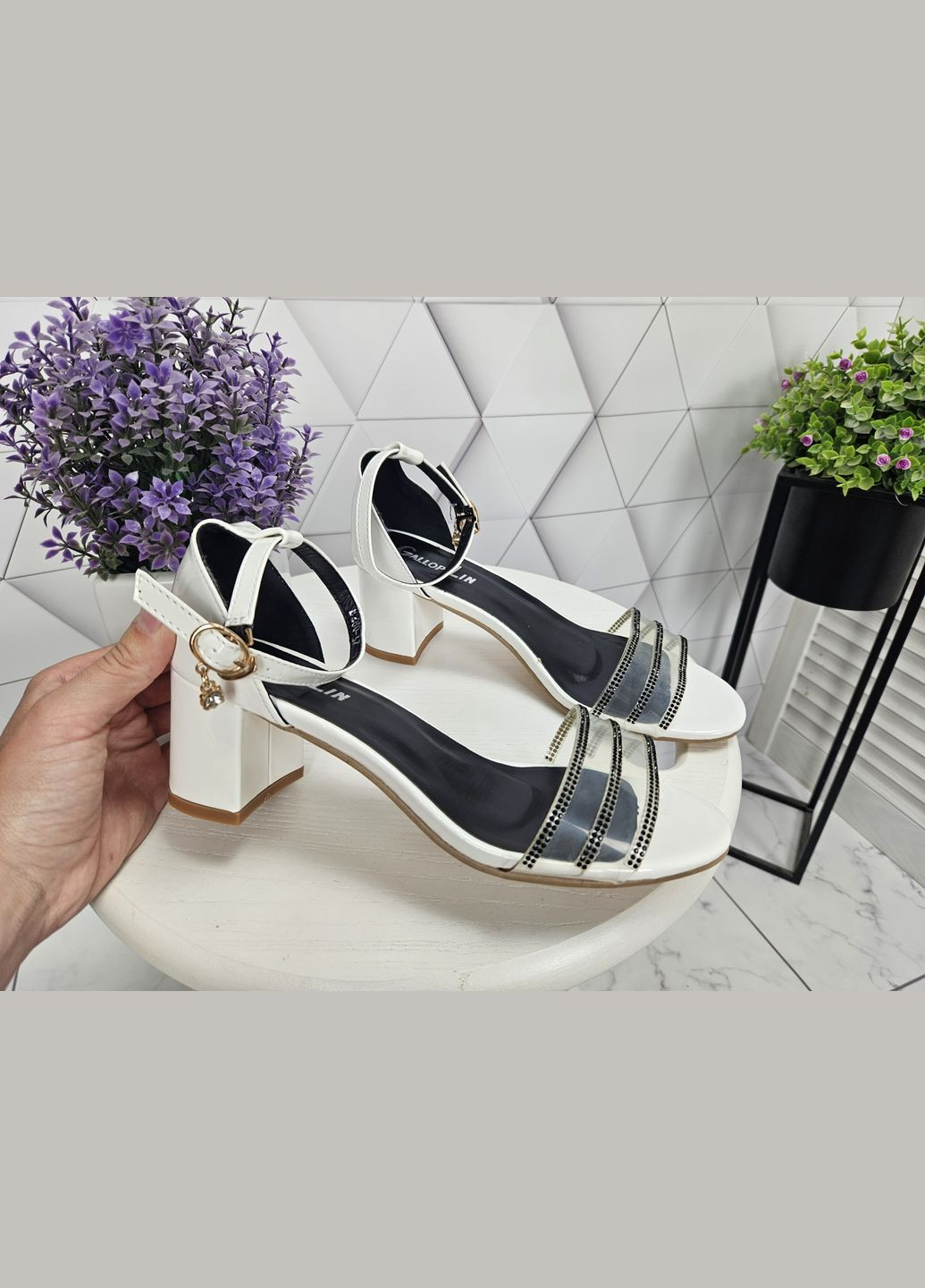 Босоніжки класика на низькому широкому підборі білі No Brand (322650840)