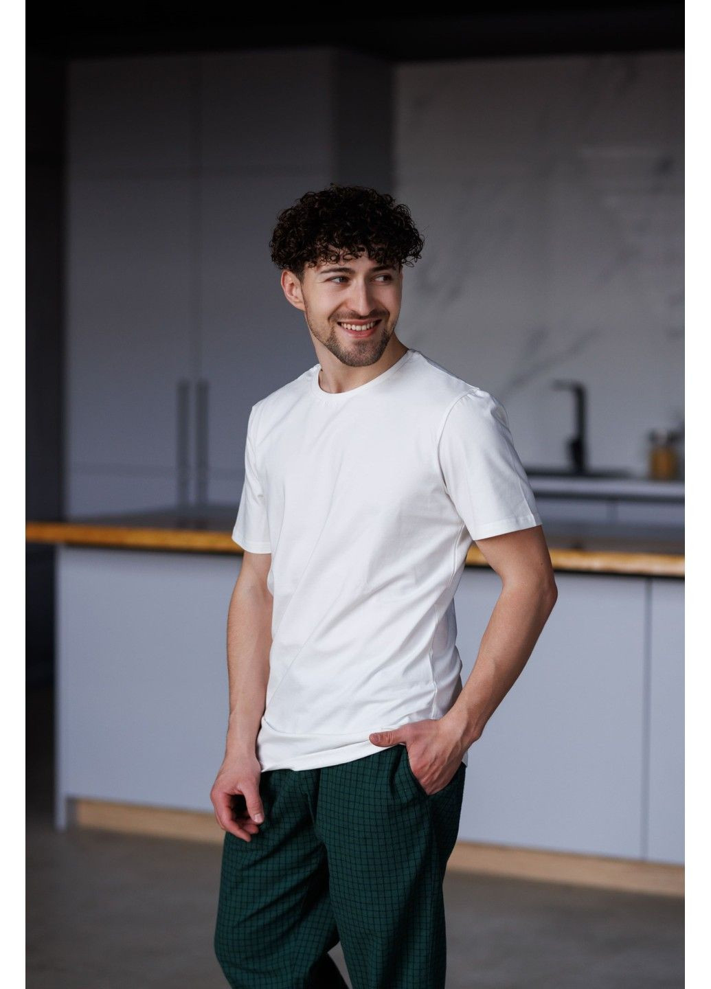 Піжама чоловіча футболка молочна + штани SOFT в клітинку зелені Handy Wear (329447832)