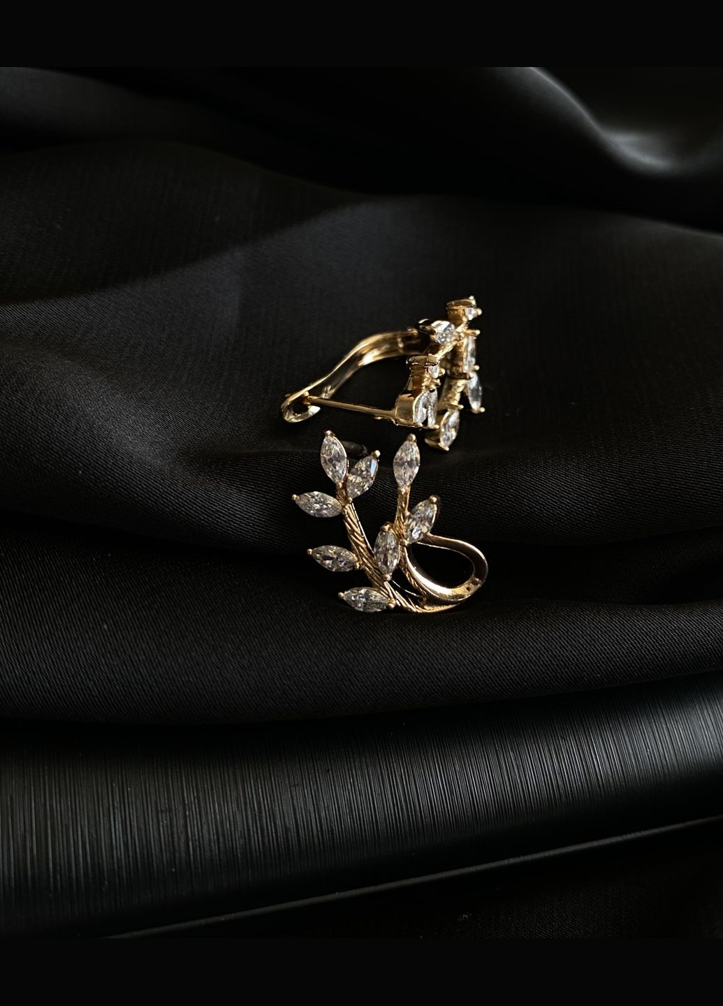 Сережки "Гілочка" англійський замок золотого кольору з білим камінчиком 31321 Fashion (335814461)