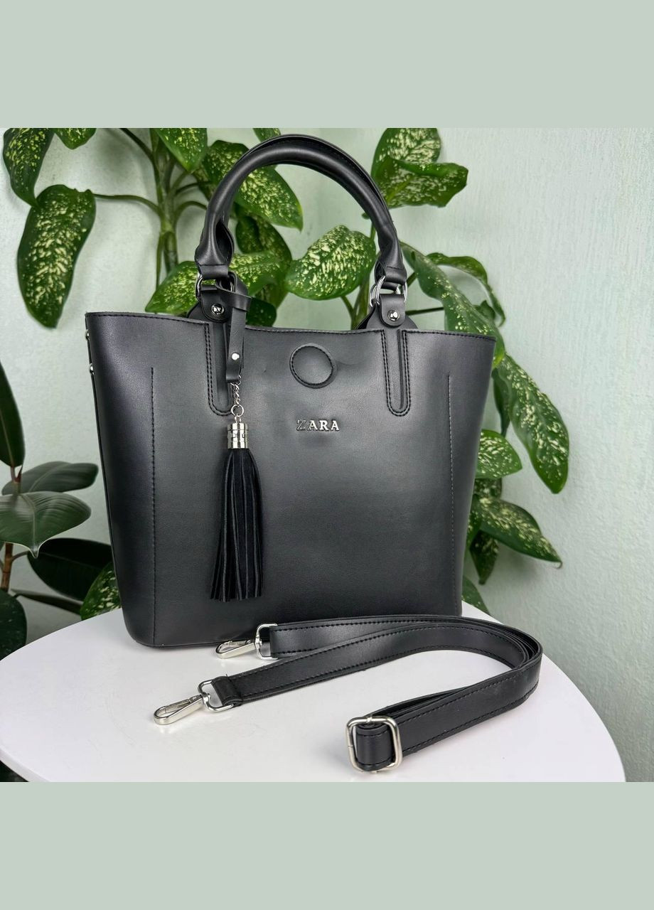 Женская сумка с венчиком брелоком стиль Зара черная сумочка для девочек Zara с кисточкой No Brand (334730893)