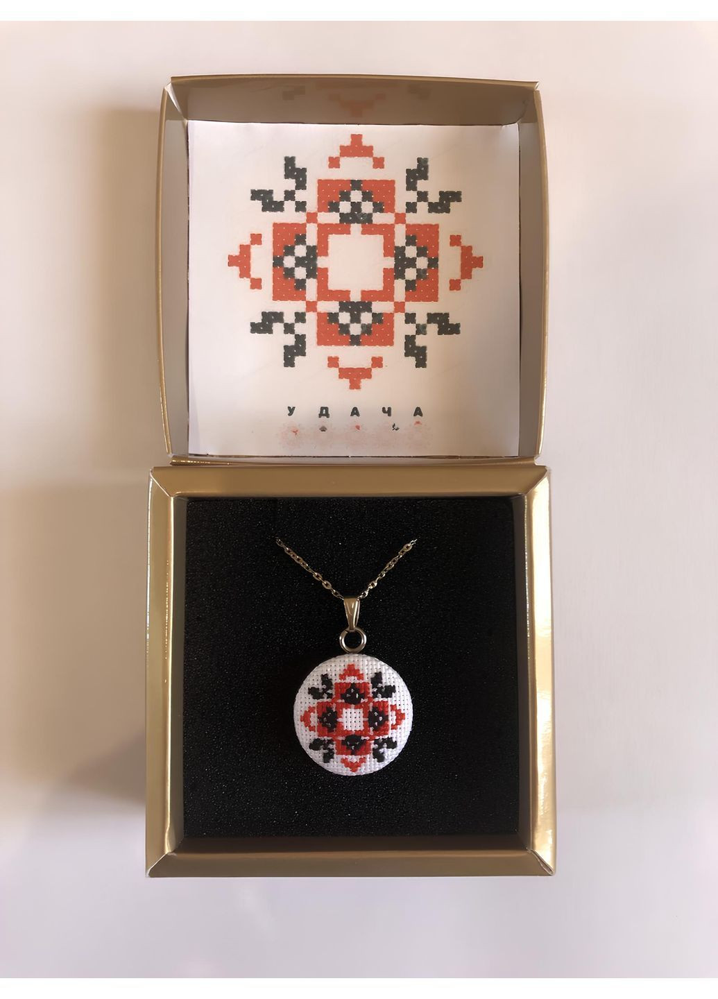 Кулон с микровышивкой "Удача" - подарок женщине/девушке No Brand (362476396)