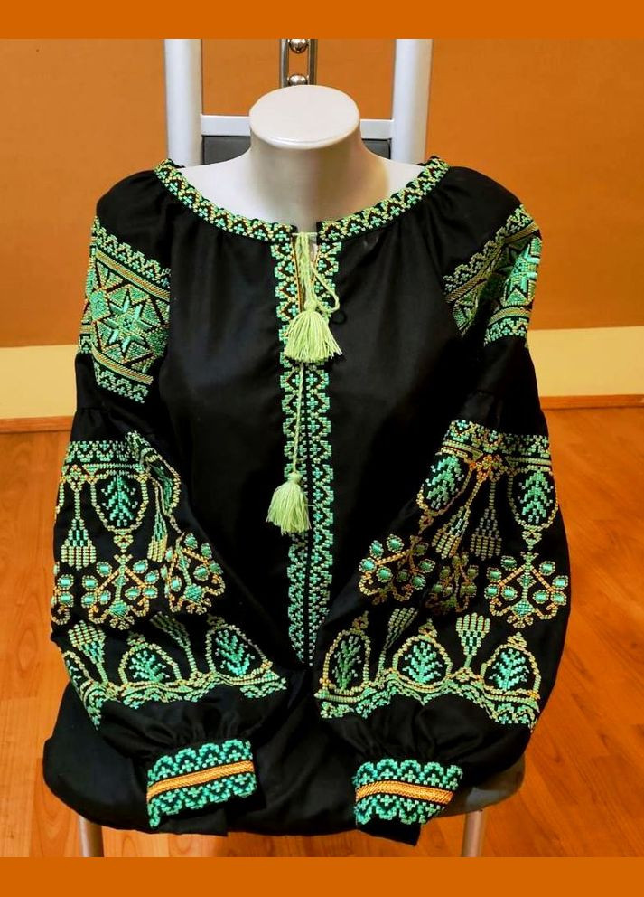 Чорна вишиванка для жінок "смарагд" (328082670)