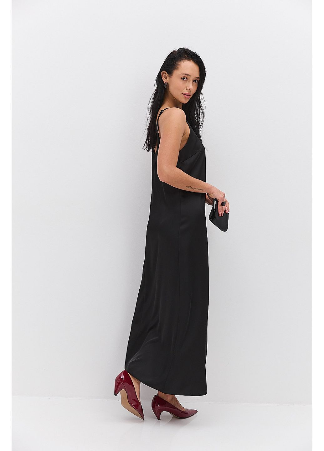 Чорна довга вечірня сукня в білизняному стилі молочна Arjen