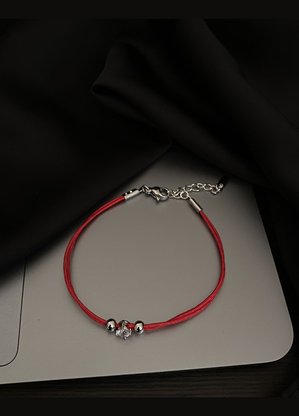Минималистичный браслет с красной нитью замок карабин 33829 No Brand (346058452)