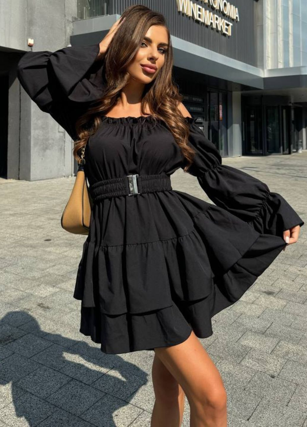 Черное повседневный изысканное легкое летнее мини платье с воланами и эластичным поясом с открытыми плечами Tik-Tak однотонное