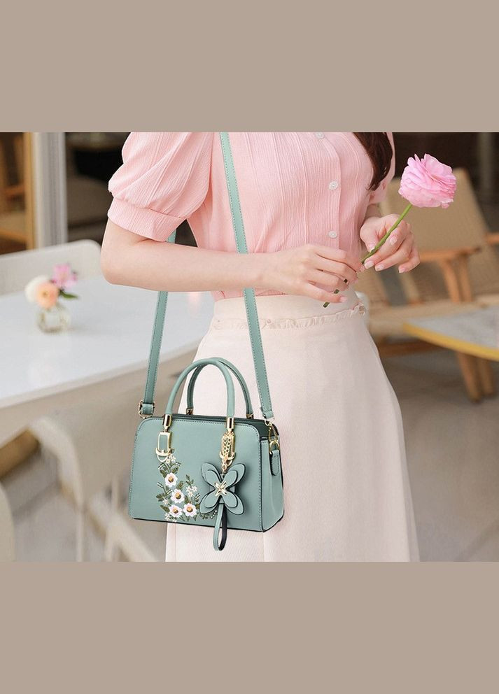 Женская сумочка с вышивкой цветочками и с брелком Черный No Brand (298997752)