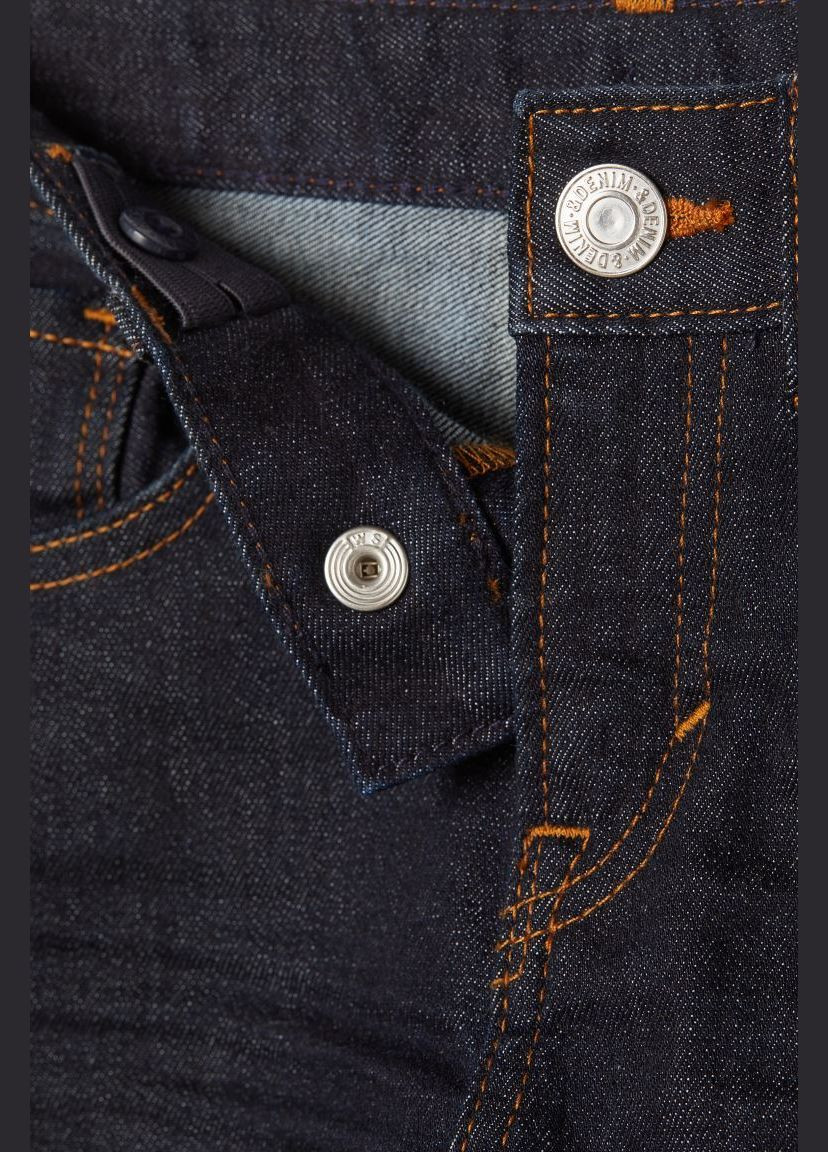Черные демисезонные джинсы regular fit прямого кроя для мальчика 0505507016 H&M