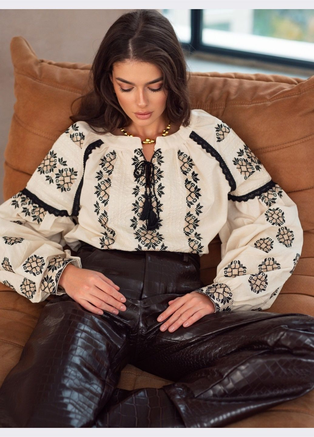 Бежева блузка бежевого кольору з чорною вишивкою та китицями Dressa