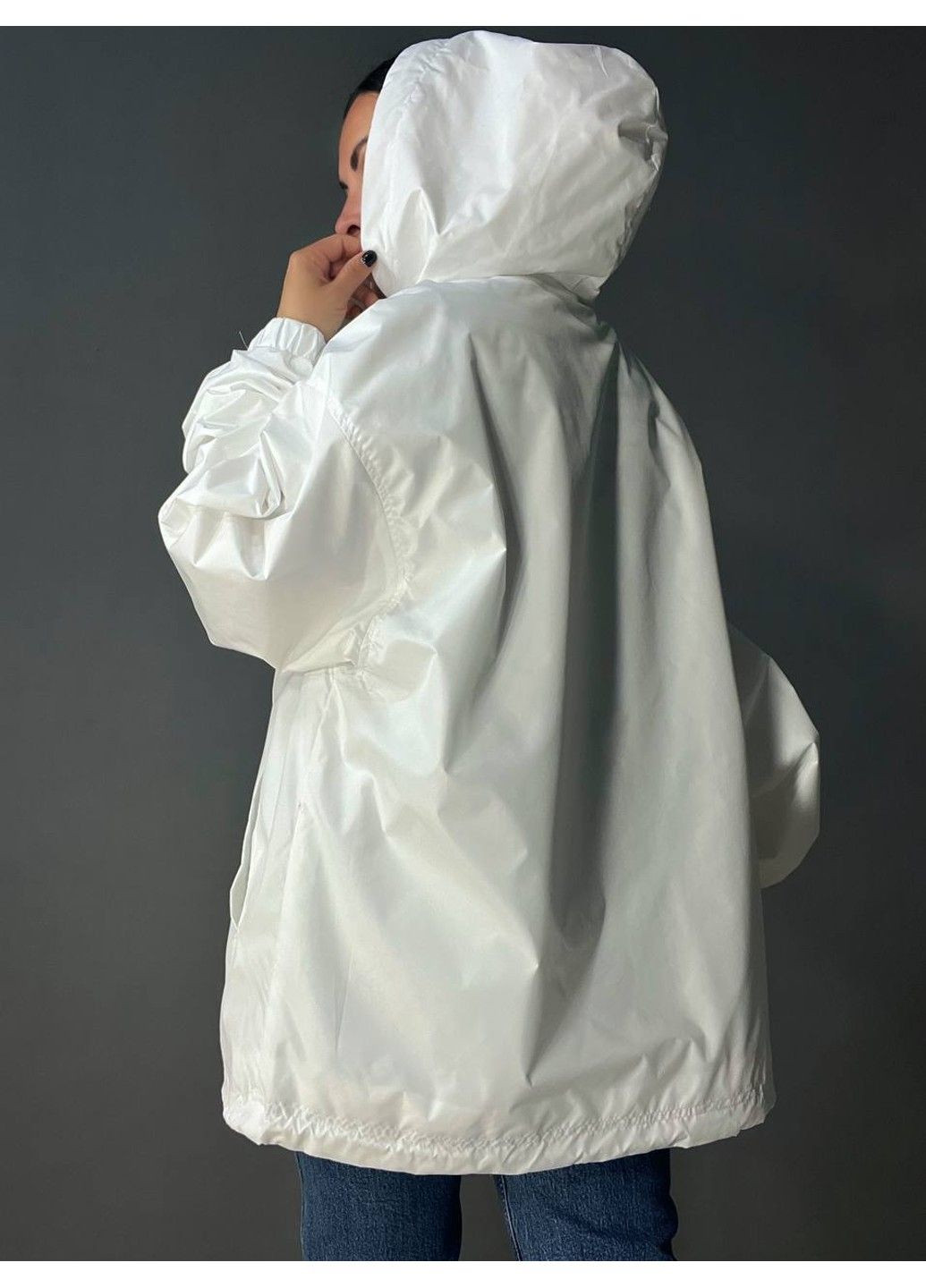 Белая демисезонная куртка женская 9096-1 оверсайз ветровка удлиненная с капюшоном Lady yep