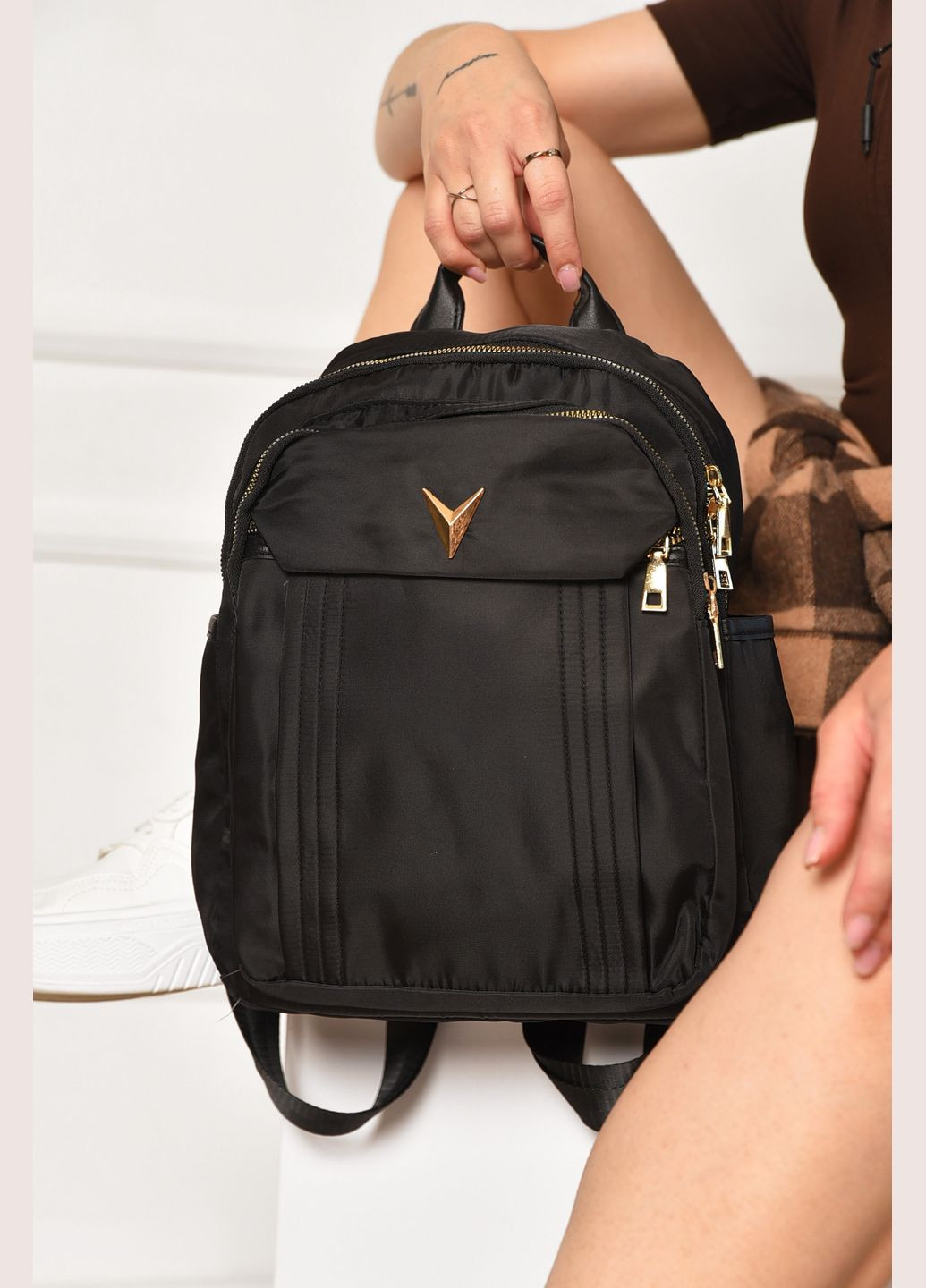 Рюкзак жіночий однотонний чорного кольору Let's Shop (346815514)