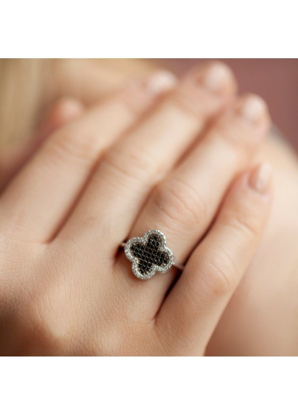 Серебряное кольцо с черно-белыми камнями Клевер 16р UMAX (291018315)