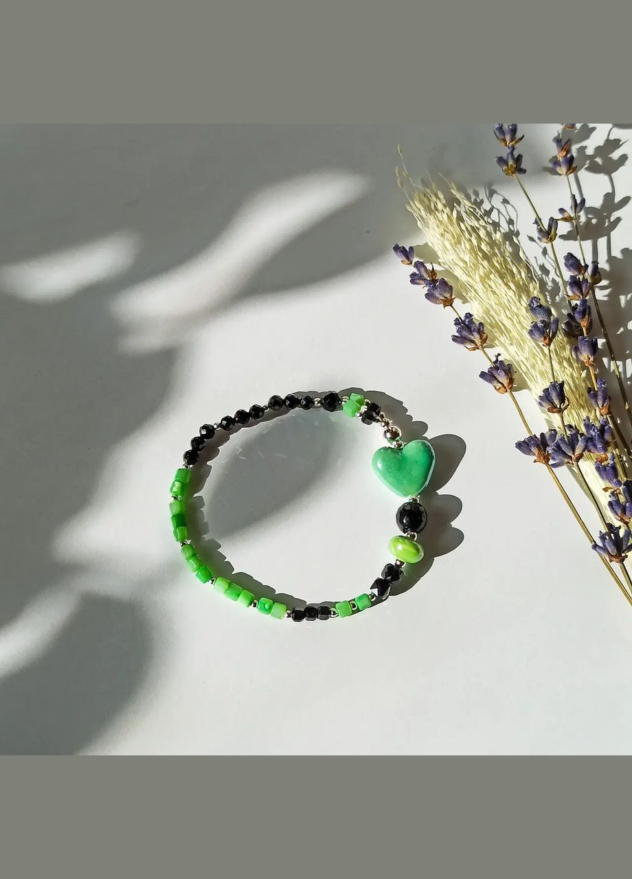 Браслет зеленый Перламутр + черная Шпинель + Сердце керамика, гип-ная фур-ра цвета серебро d-4х10мм L-18см No Brand браслет (303283200)
