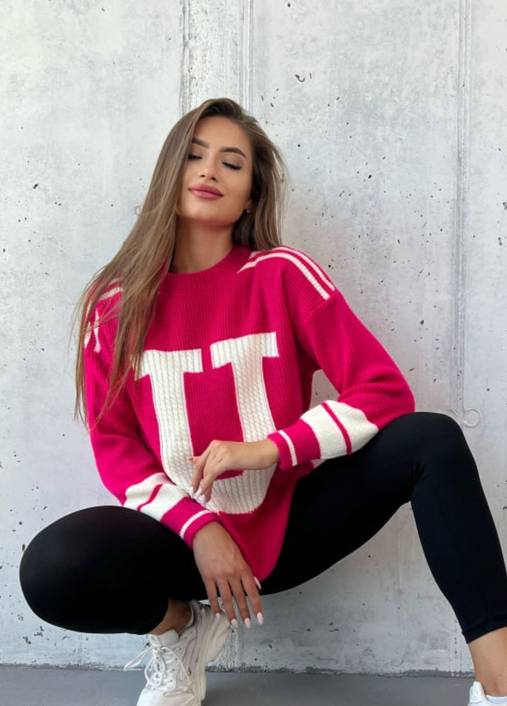 Малиновый демисезонный свитер в сочетании двух цветов с буквой "u" Allthings