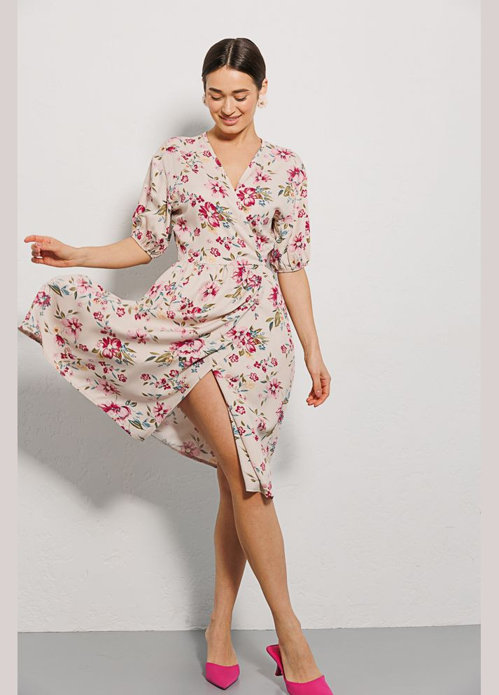 Бежевое летнее платье на запах светло-бежевое с цветочным узором Arjen