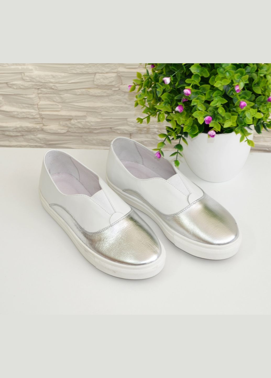 Белые женские мокасины на утолщенной плоской подошве, натуральная кожа белого цвета и цвета серебра. Maestro