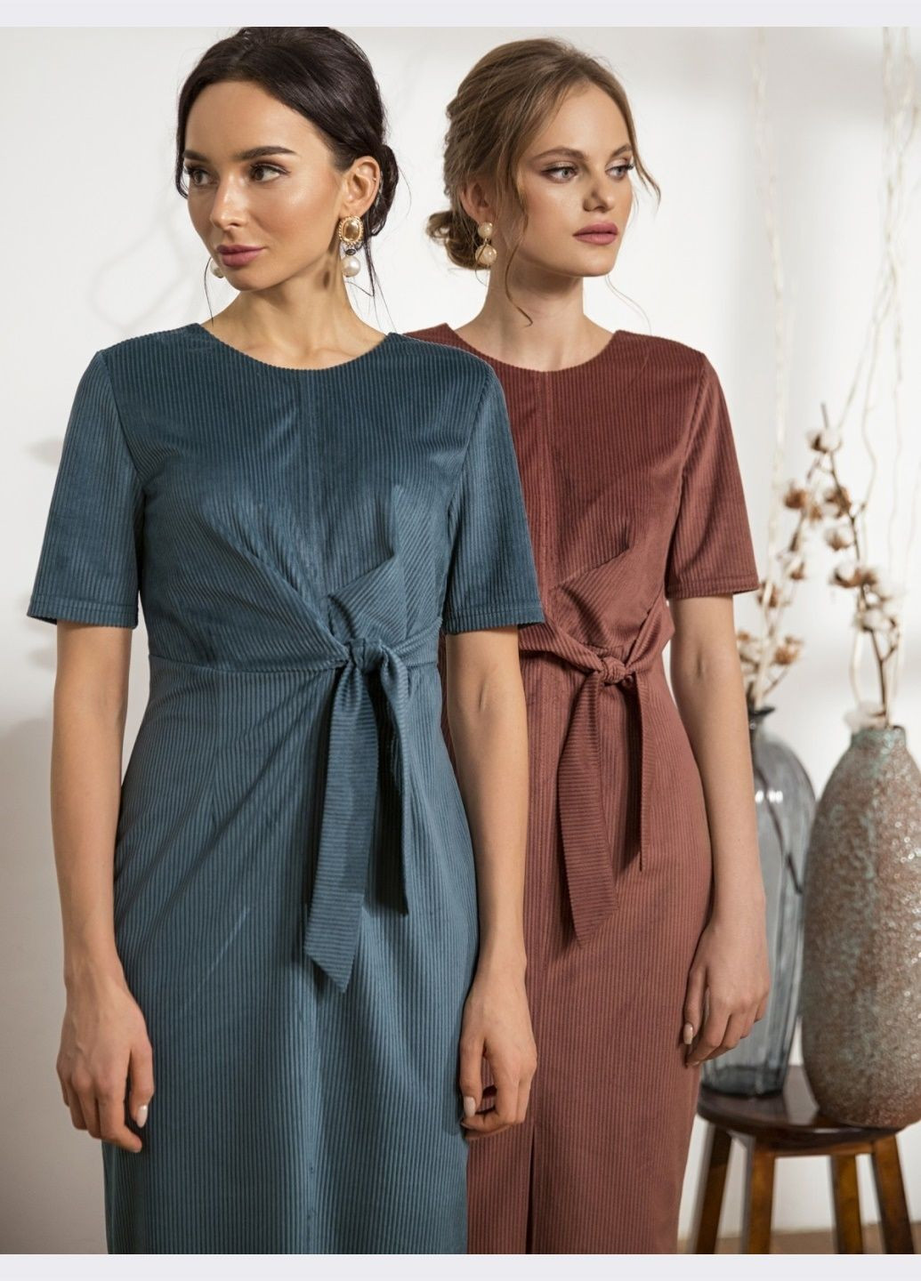 Темно-зелена коктейльна сукня приталеного крою з вельвету з розрізом темно-зелена силуетна Dressa