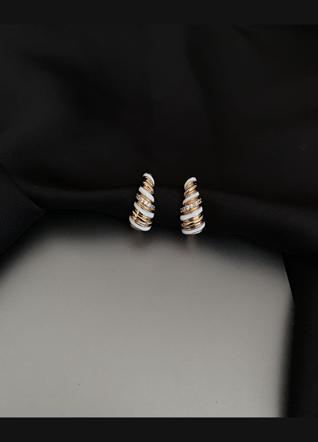 Сережки з білими вставками англійський замок золотого кольору 33814 Fashion (346084681)