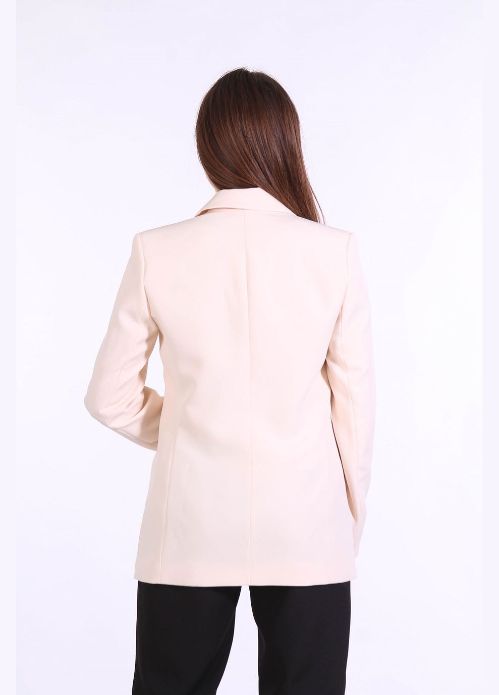 Светло-бежевый женский пиджак удлиненный женский 029 костюмный креп светло-бежевый Актуаль - демисезонный