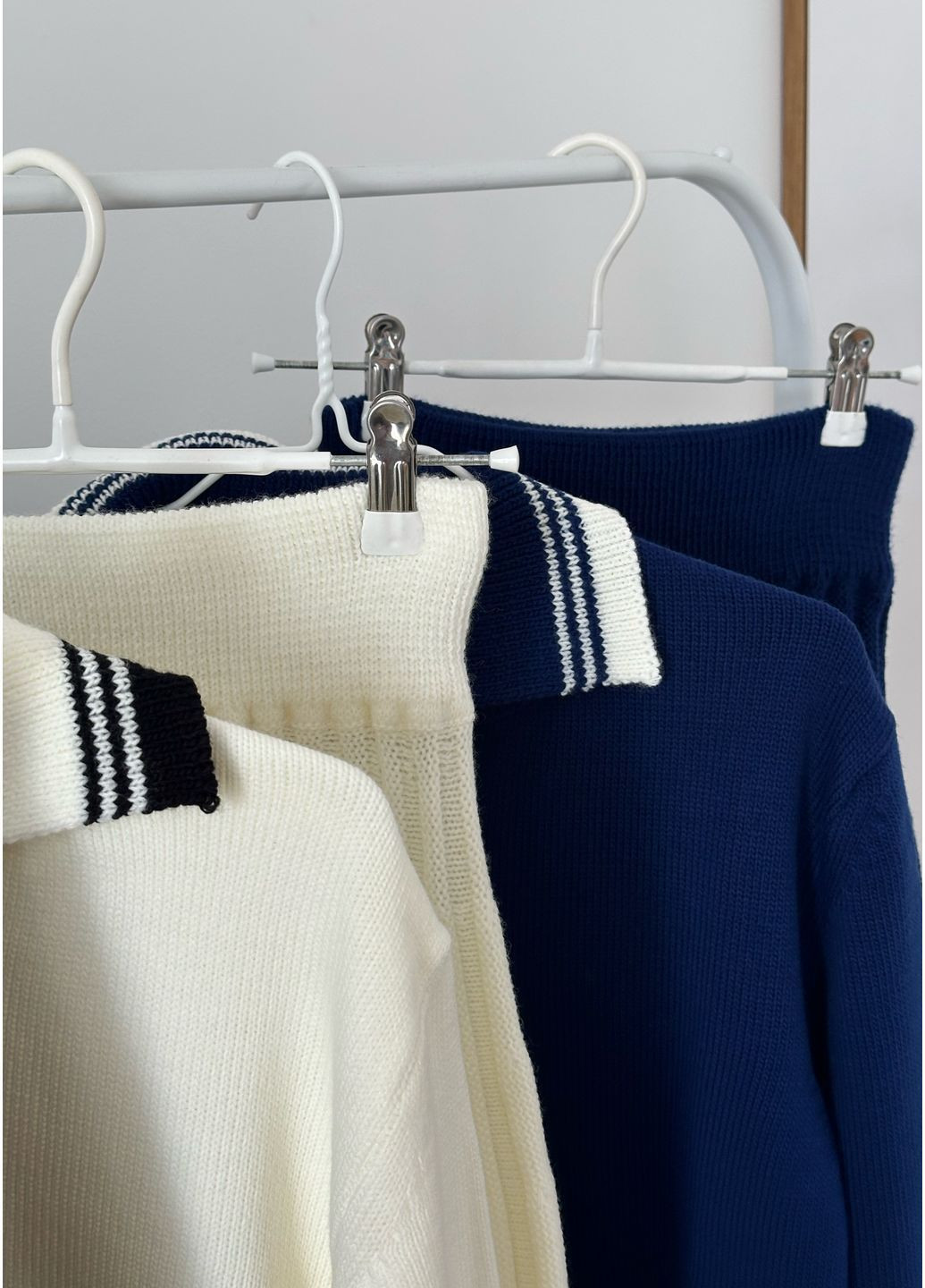 Костюм со свитером поло а юбкой плиссе, молочный No Brand Вʼязаний костюм (365750936)