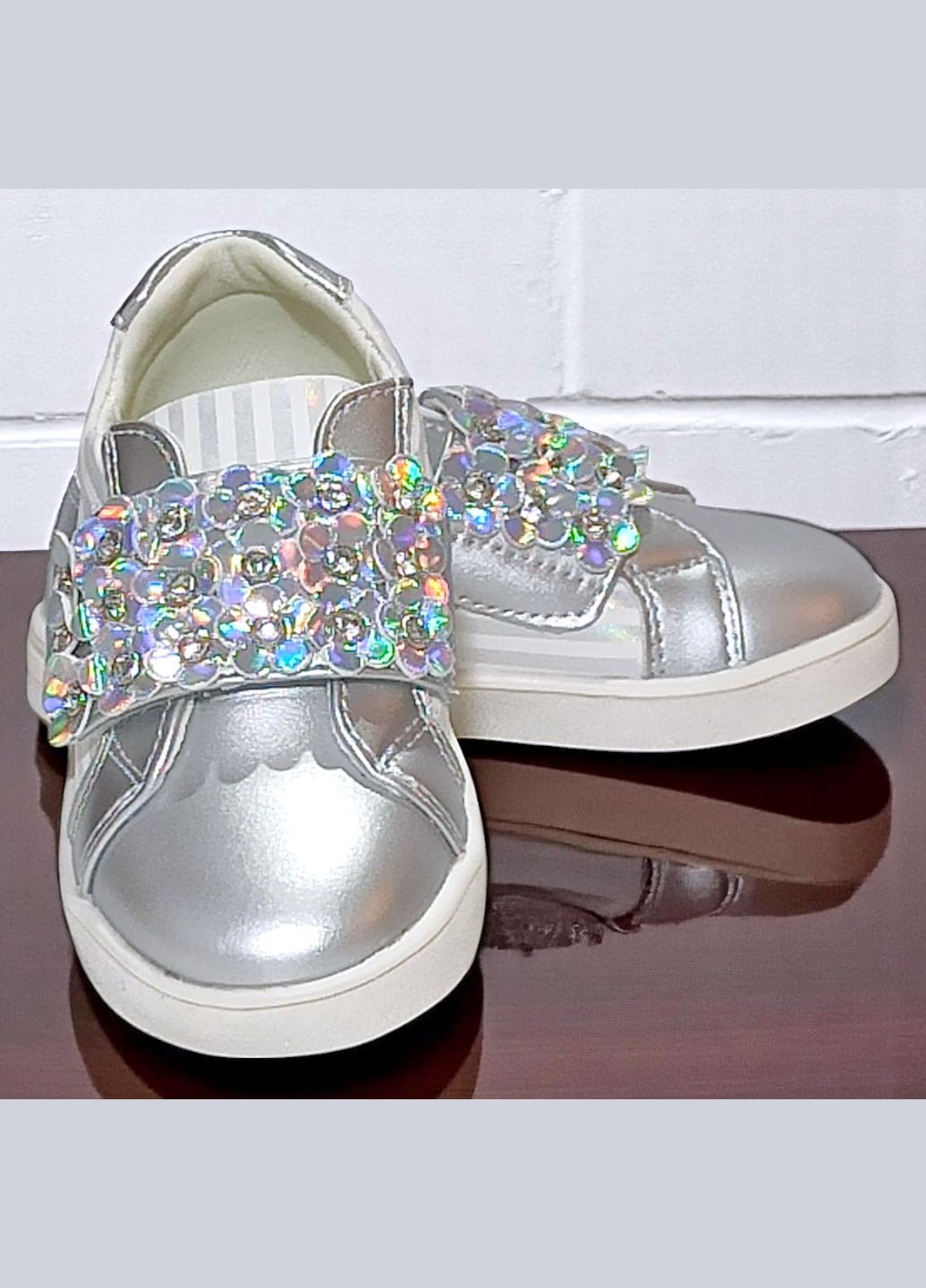 Серебристые демисезонные ортопедические кроссовки на липучках для девочки Сказка