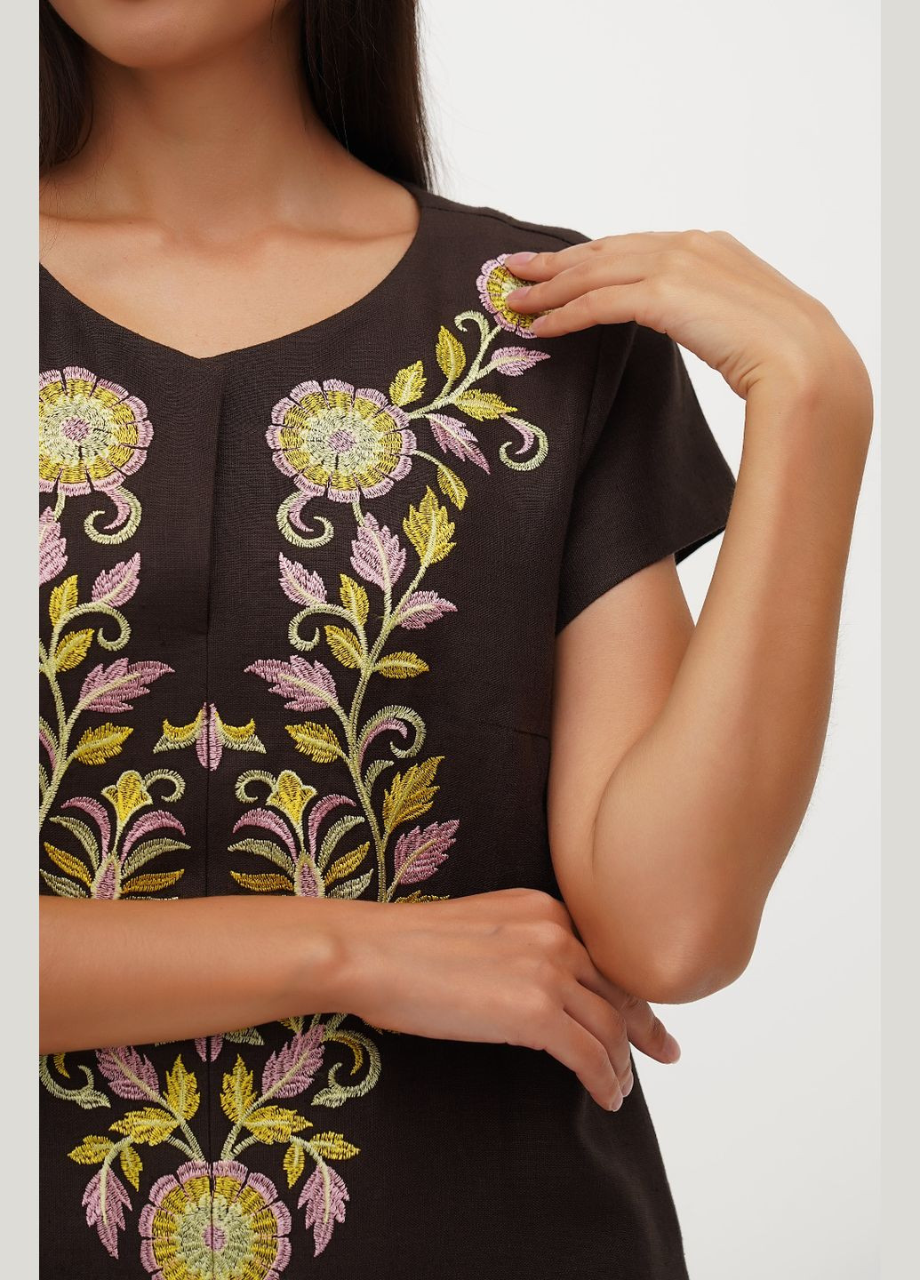 Коричневое льняное макси платье с коротким рукавом и цветочной симметричной вышивкой диана. зеленый, р.42, код 0358/42/1642 ГАЛЕРЕЯ ЛЬОНУ