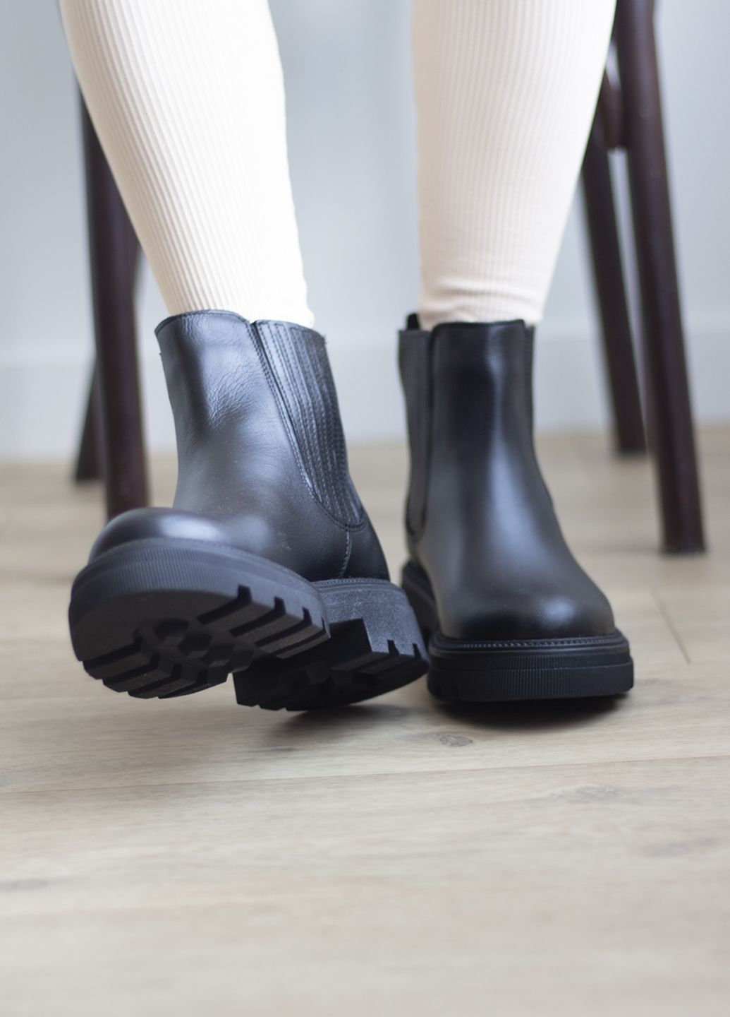 Черные осенние женские осенние ботиночки на резинке из натуральной кожи челси No Brand