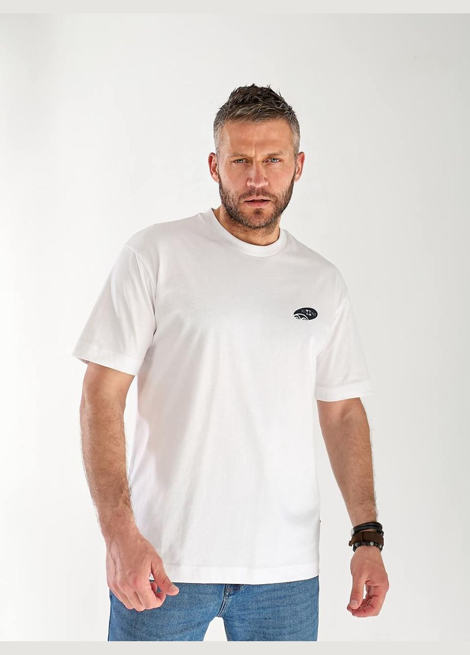 Белая мужская футболка с надписью на спине белого цвета 33263 Fashion