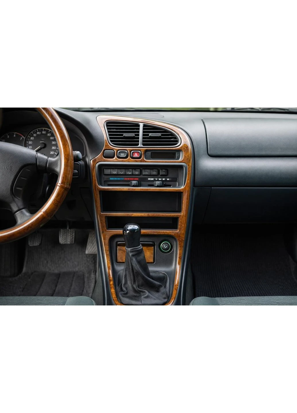 Накладки на панель (орех, F 1994-1997) для Mazda 323 рр Meric (389424941)