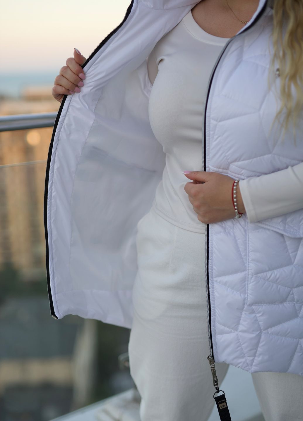 Жилет женский демисезонный с капюшоном No Brand (353969279)