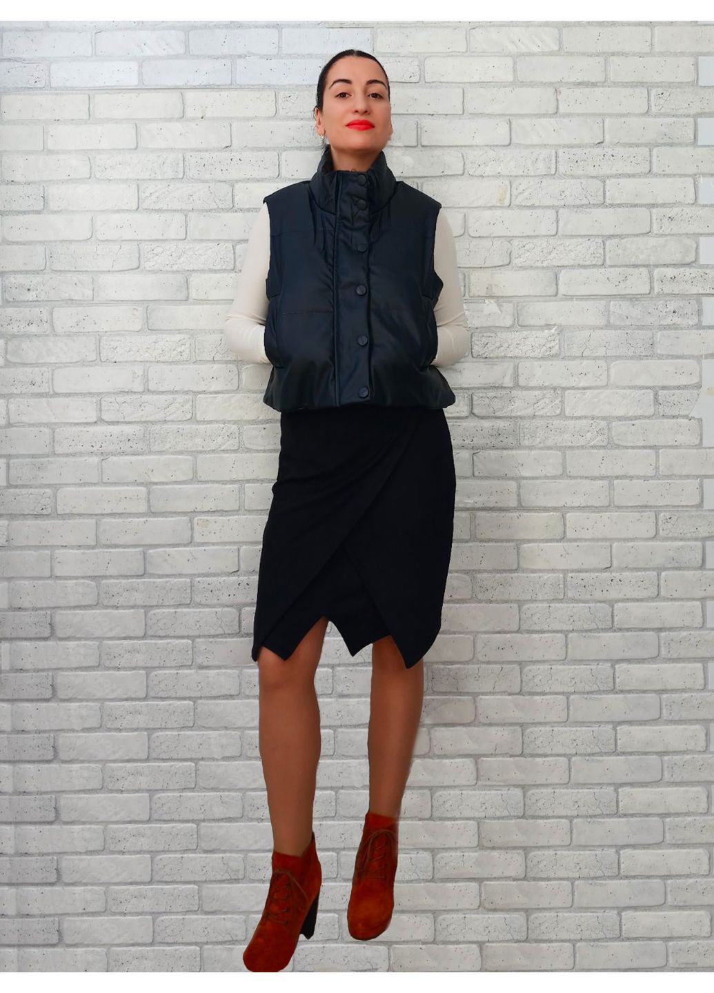 Жіночий жилет без капюшона з кишенями із еко шкіри No Brand (361221250)