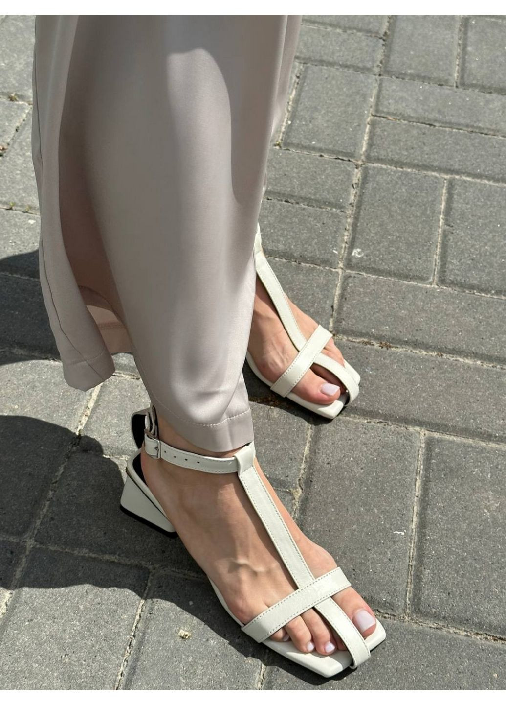 Светло-бежевые кожаные женские босоножки на каблуке VZUTIK