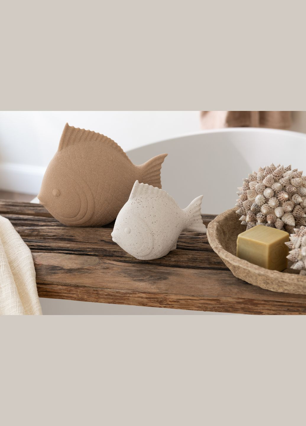 Статуетка рибка фарфорова білого кольору Бельгія (40391) J-Line (303354498)