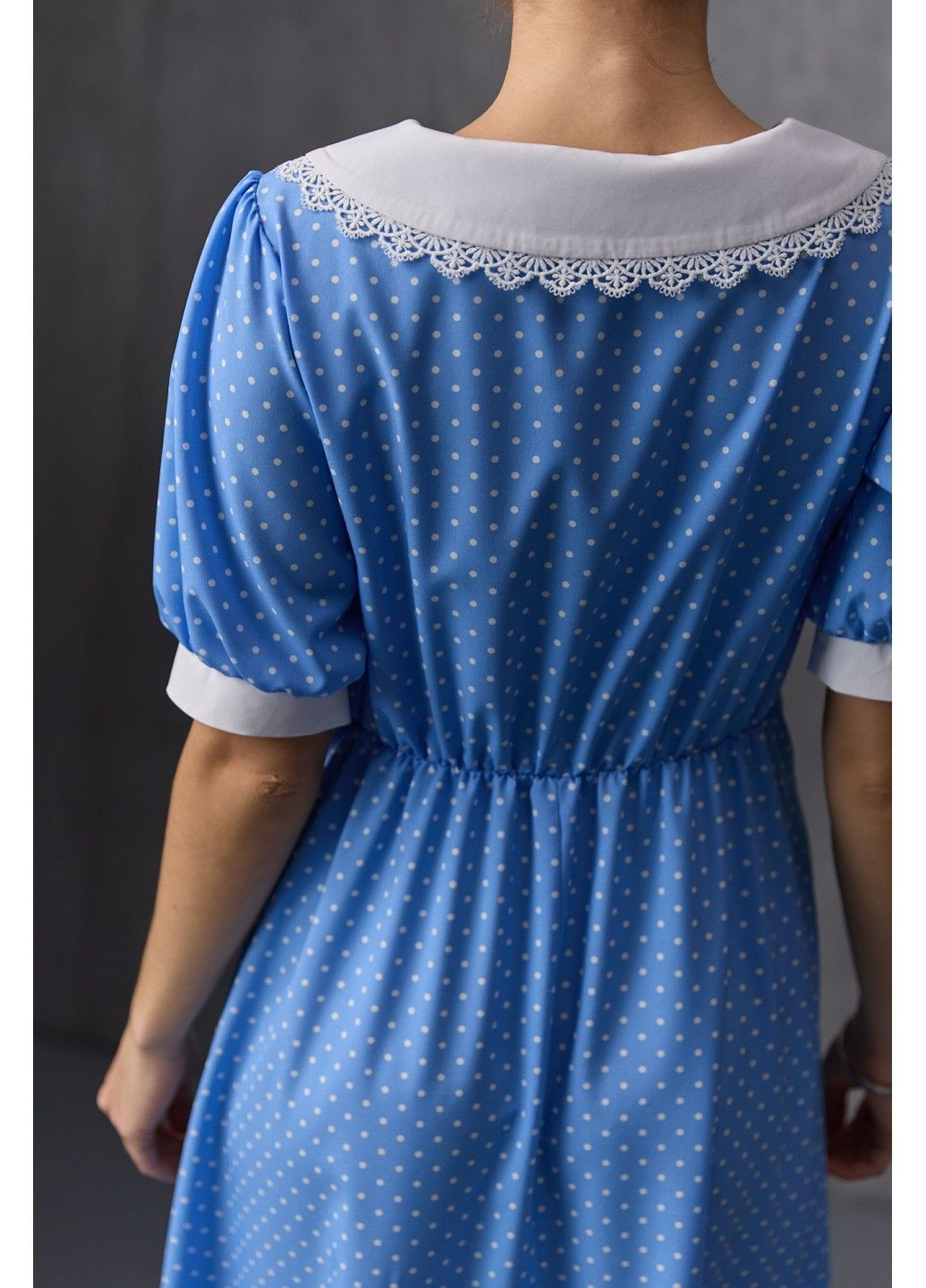 Голубое платье меди с воротничком в принт горох голубое Bessa