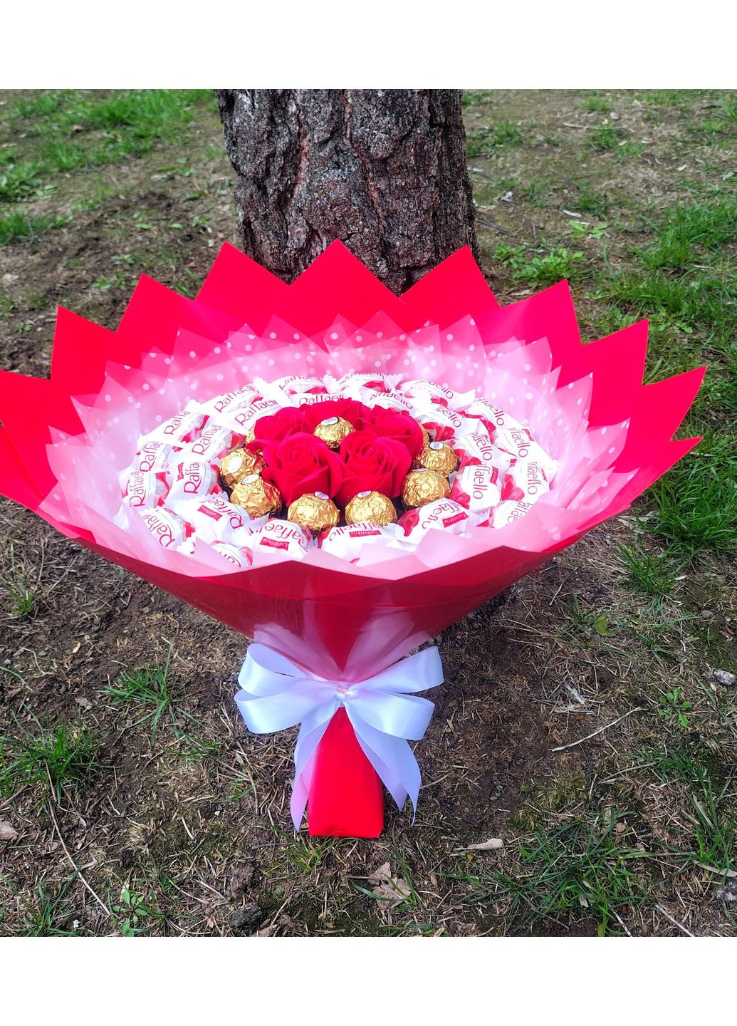 Букет з цукерок та Ferrero Rocher червоний Raffaello (352721662)