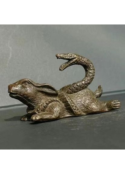 Миниатюрная античная медная статуэтка в виде обернутая змеи вокруг кролика No Brand (305197961)