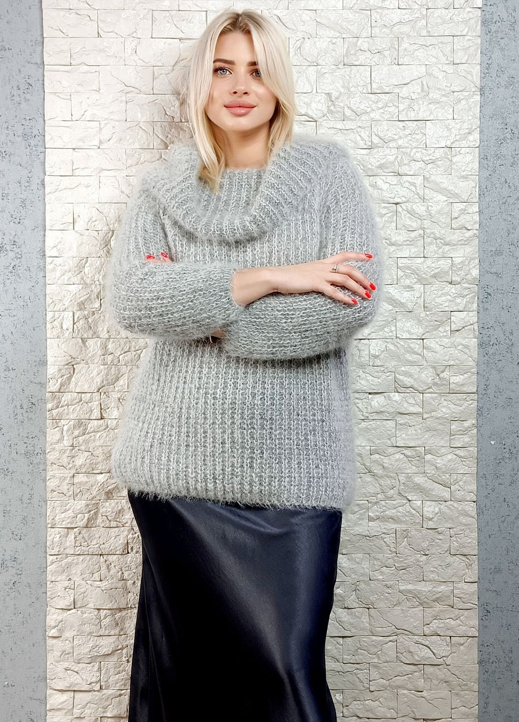 Сірий зимовий светр Italy Moda фактурної в'язки з широкою горловиною