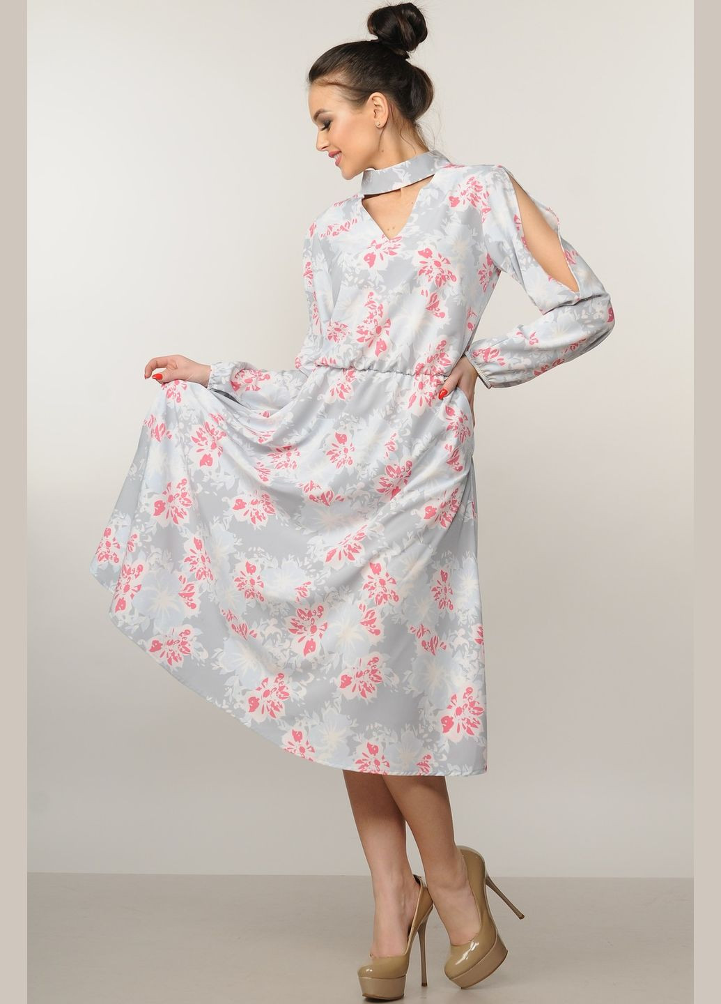 Серое повседневный легкое меди-платье с воротником-чокером и разрезами на рукавах (пл 10.2-22/18) RiMari