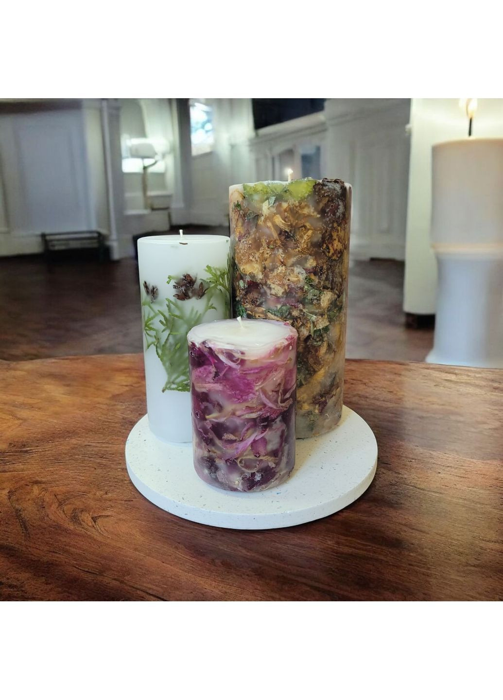 Набір великих декоративних свічок ручної роботи свічки в наборі з 3 шт на підставці з хвоєю, півонією і міксом сухоцвітів Handmade Studio - AV (369636963)