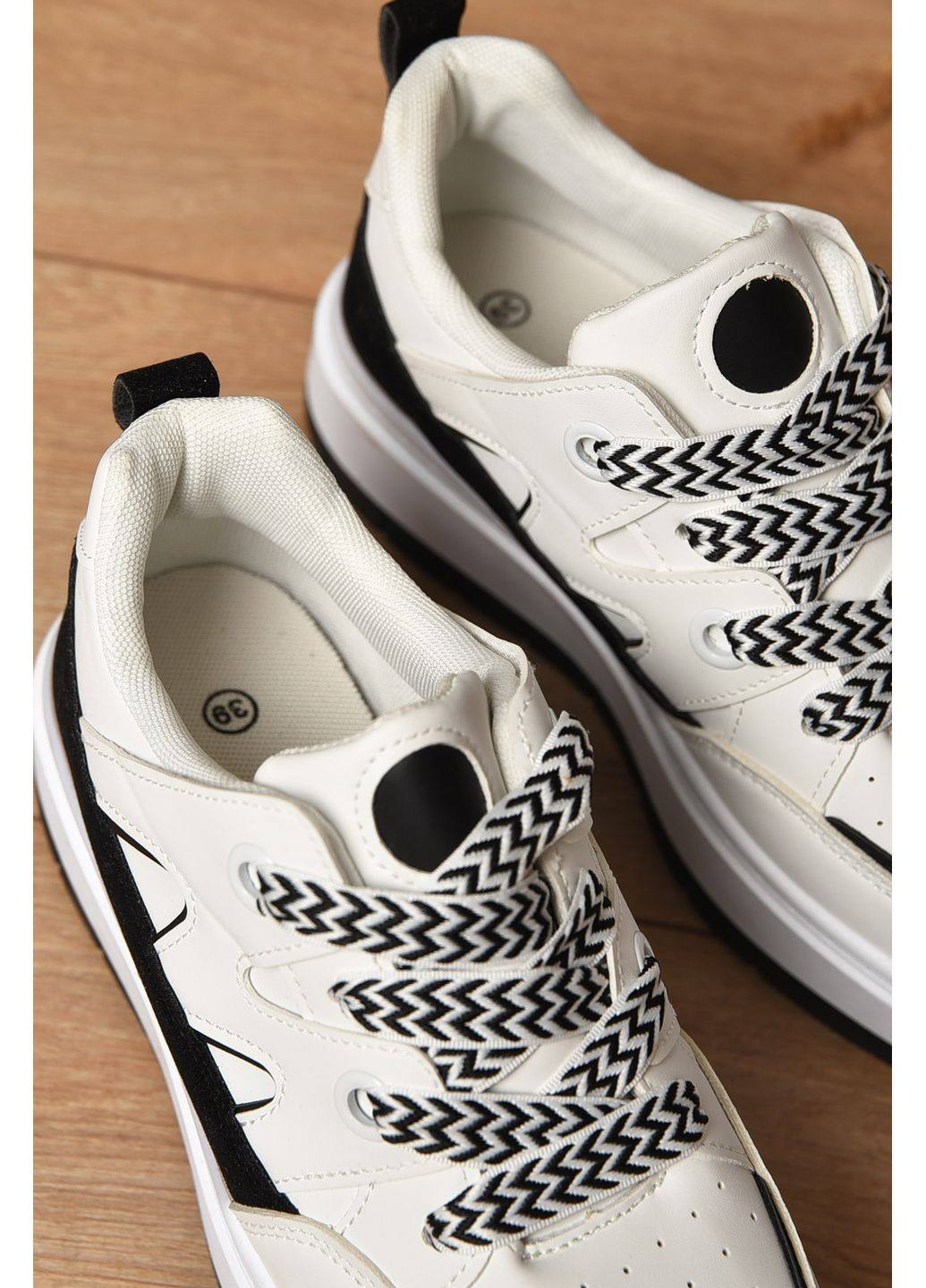 Кроссовки женские черно-белого цвета на шнуровке Let's Shop чёрно-белые демисезоны (360938883)