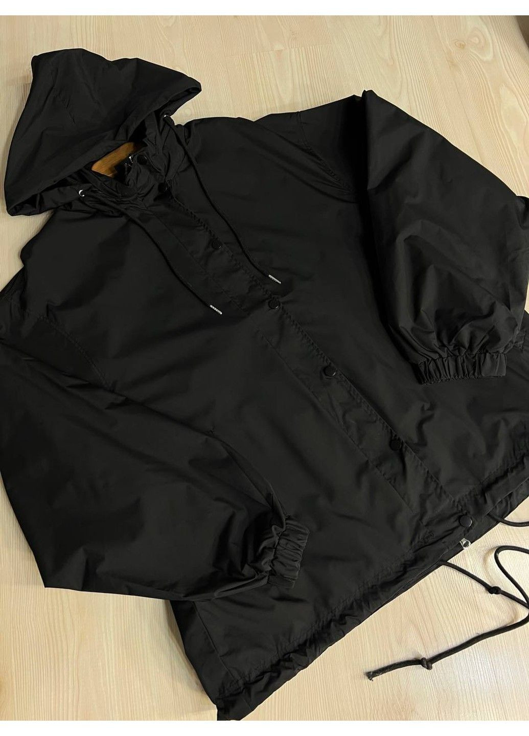 Чорна демісезонна куртка жіноча 9096-1 вітрівка оверсайз подовжена з капюшоном Lady yep