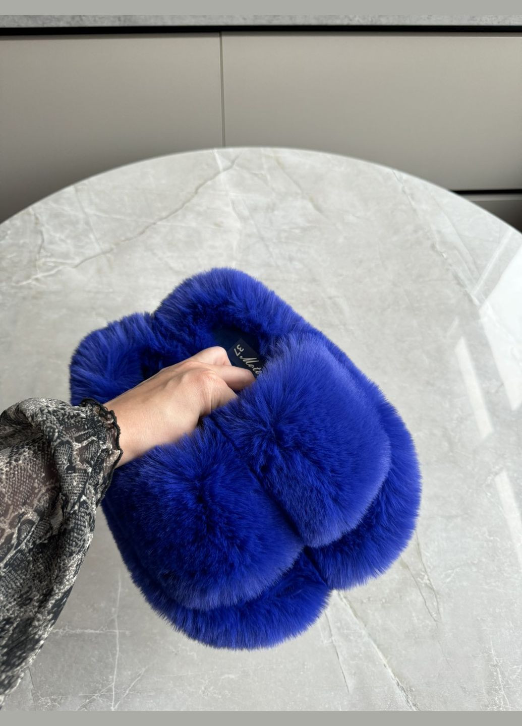 Синие женские комнатные тапочки с открытым носком из эко меха в ярком синем цвете пушистые трендовые домашние тапки Motivo