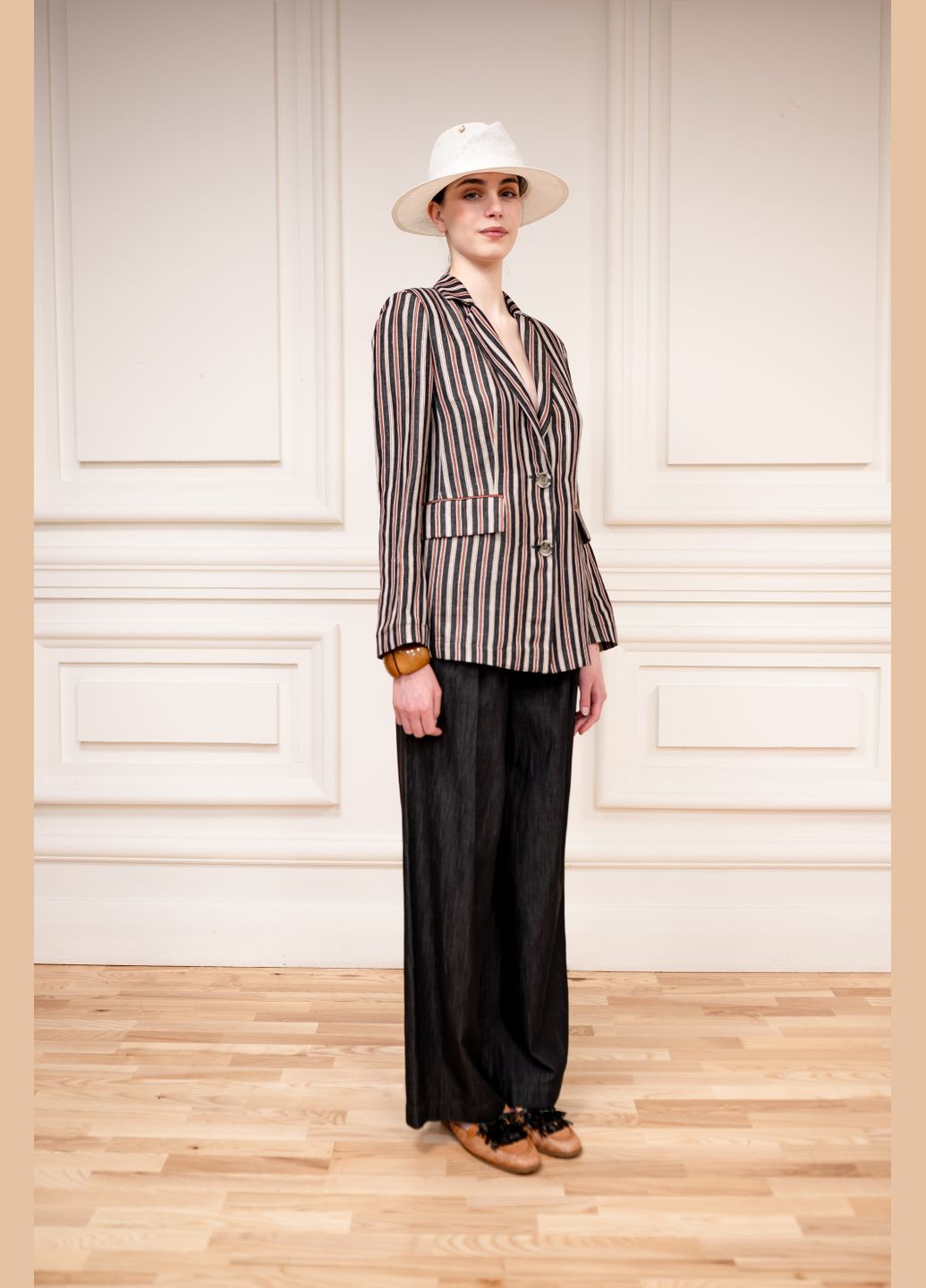 Черно-белый женский стильный костюмный жакет в коричнево-черную полоску из хлопка и вискозы панамера Dolcedonna -