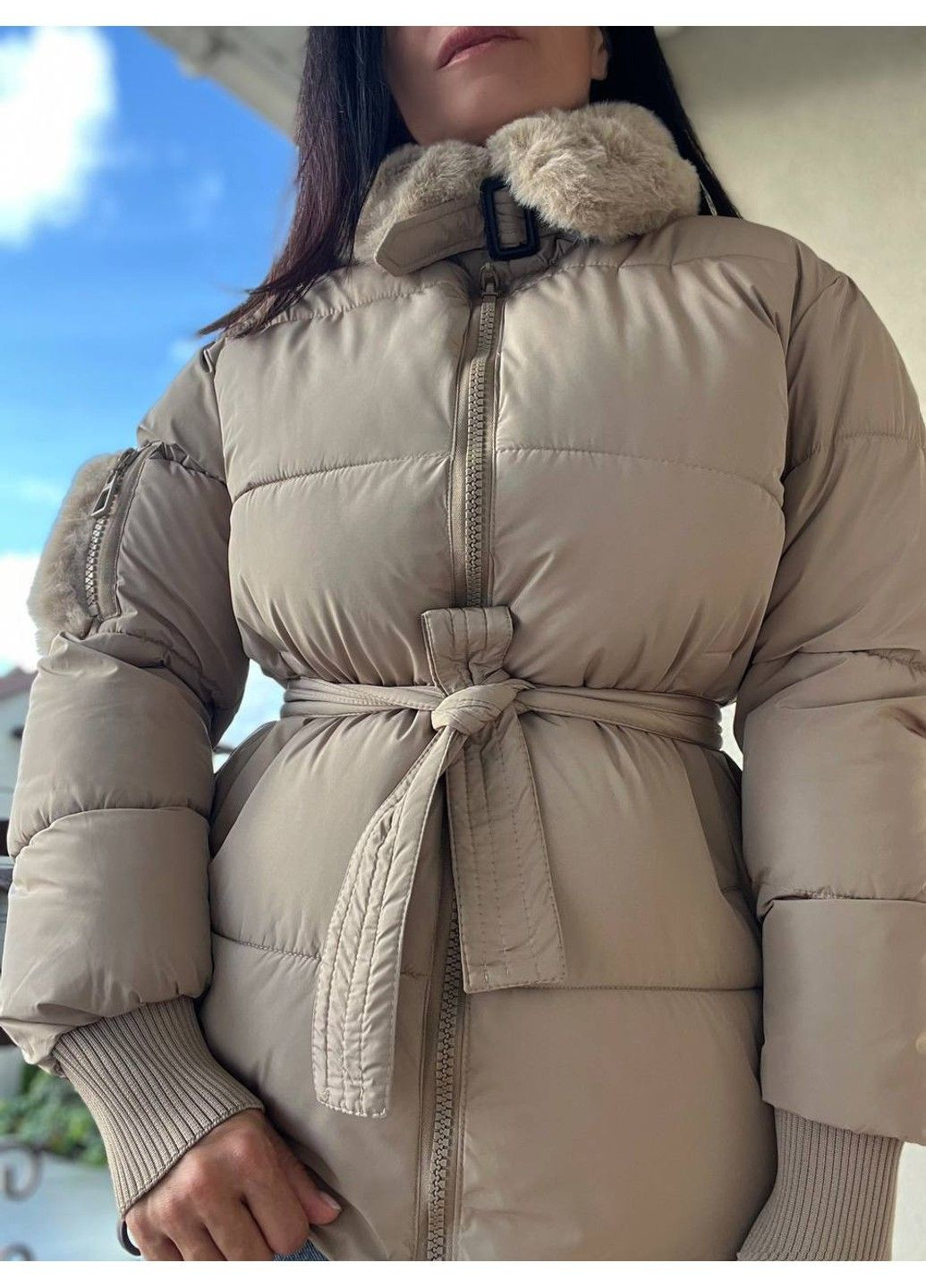 Бежевая демисезонная куртка женская 6211 пилот с поясом мех удлиненная Snow Passion