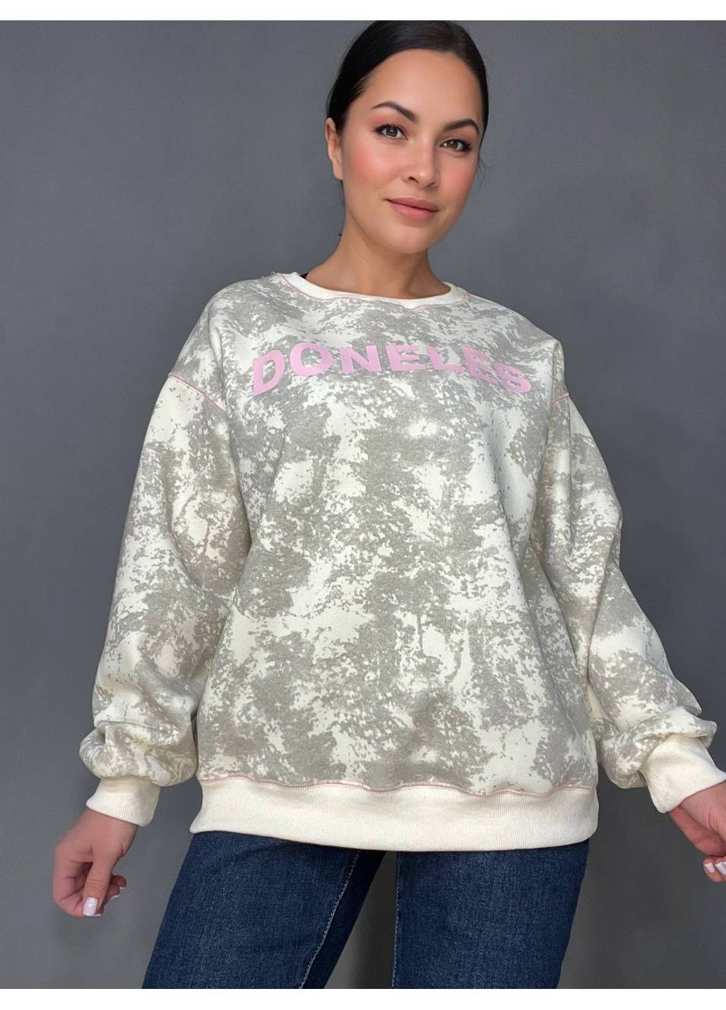 Молочный свитшот женский joy one 1732 удлиненный оверсайз вареный тай-дай с надписью doneles one size (316111375)