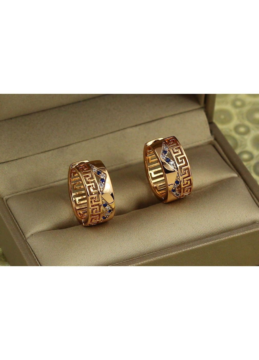 Сережки кільця Хuping Jewelry широкі колечки з грецьким малюнком і синіми каменями 2 см золотисті Xuping Jewelry (364122715)