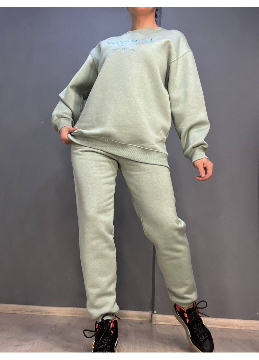 Костюм женский 24-13-03 HUD удлиненный свитшот вышивка брюки джоггеры на резинке утепленный флис оливковый Pepper&Mint (313862905)