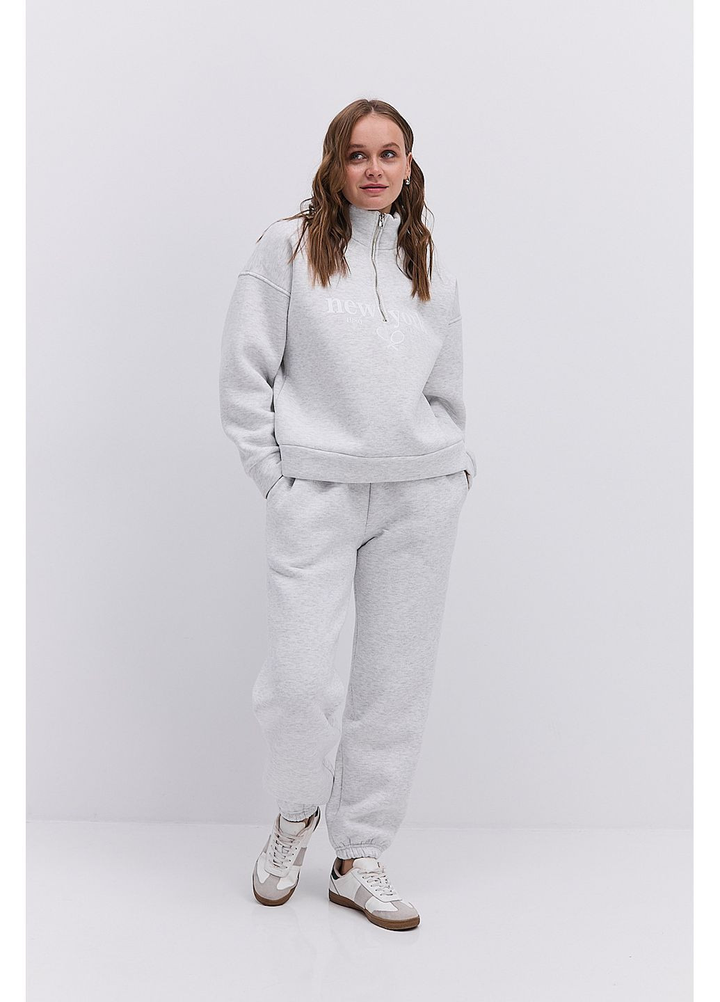 Женский теплый спортивный костюм со свитшотом светло-серый с принтом New York Arjen (364967622)