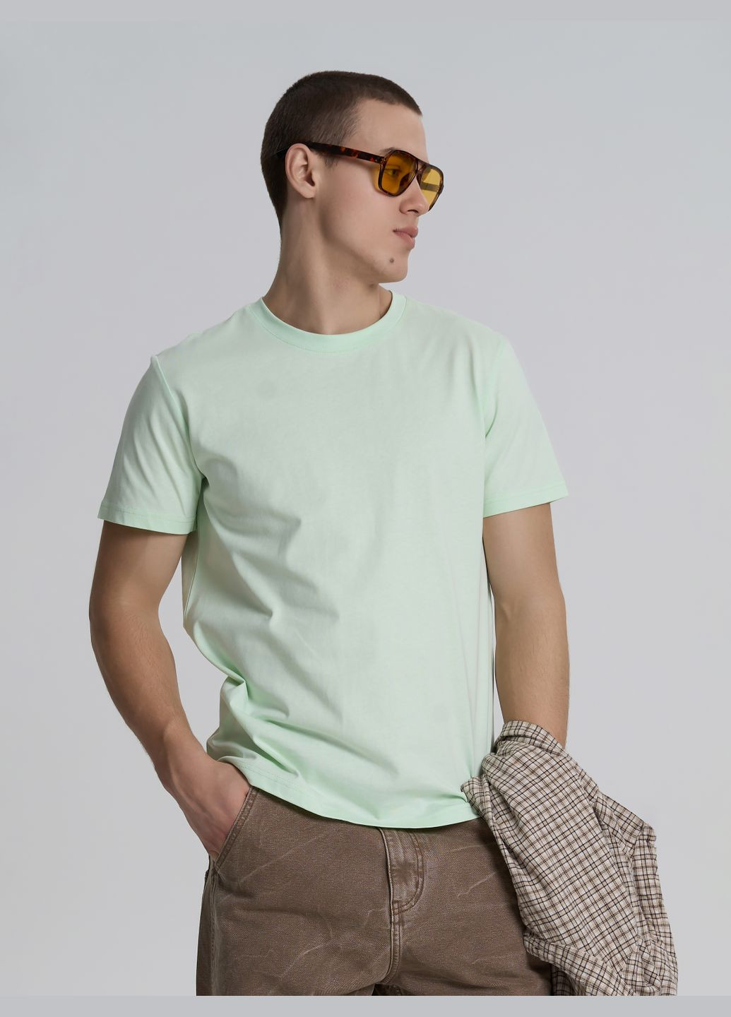 Светло-бирюзовая футболка мужская светло-бежевого цвета с коротким рукавом Роза