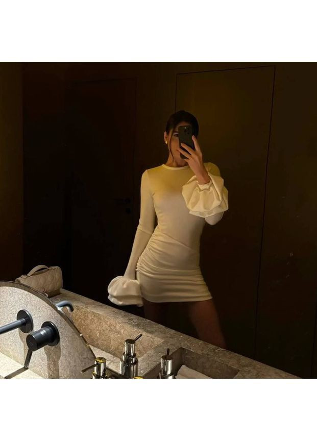 Белое праздничный утепленное женское платье с акцентными воланами на рукавах. No Brand